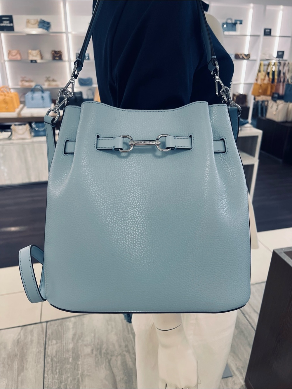 Michael Kors Carson Md Pebbled Leather Convertible Bucket Crossbody Shoulder
NWT - Picture 9 of 16